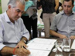 Reinaldo e Odilon Ribeiro assinaram acordo visando o repasse de recursos. (Foto: Chico Ribeiro/Segov-MS)