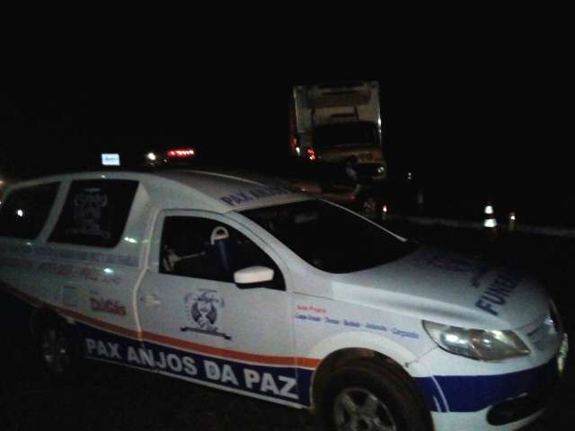 Vendedor de redes morre ap&oacute;s bater carro de frente com caminh&atilde;o-ba&uacute;