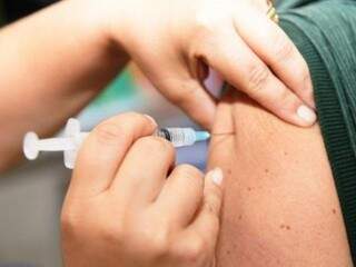 Criança sendo vacinada contra sarampo (Reprodução)