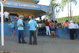 Populares chegam para acompanhar sessão na Câmara Municipal (Foto: Cleber Gellio)