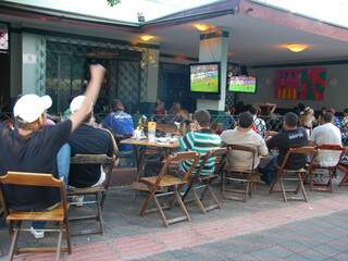 No bar, televisões são posicionadas em lugares estratégicos para os torcedores (Foto: Mariana Lopes)