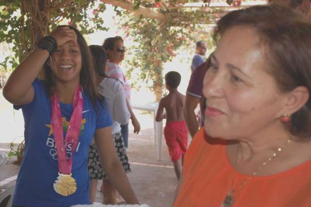 Ouro nas Ol&iacute;mpiadas da Juventude, Layana &eacute; recebida com festa