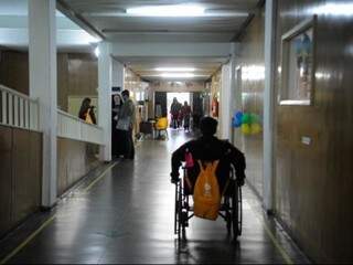 Pessoas com deficiência ainda têm dificuldades para entrar no mercado de trabalho apesar de lei (Foto: Agência Brasil)
