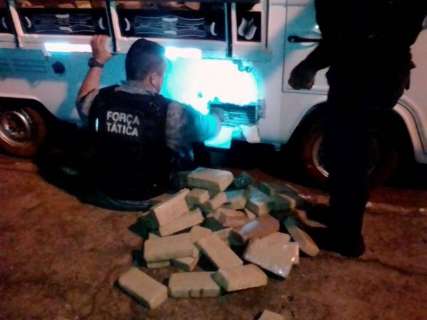 Polícia encontra meia tonelada de maconha em Kombi parada na rua