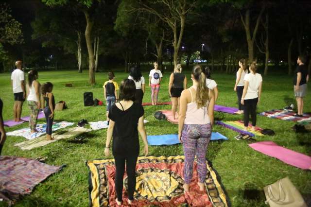 Chegada da lua nova tem yoga, reiki e kahuna na noite do Parque das Na&ccedil;&otilde;es 