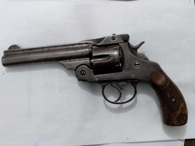 Com arma de uso restrito em casa, suspeito de roubo a joalheira &eacute; preso 
