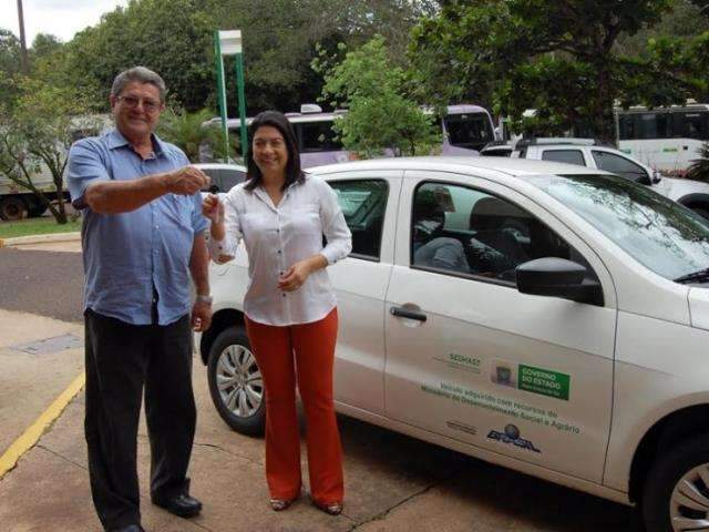 Governo do Estado repassa carro para prefeitura usar em a&ccedil;&otilde;es sociais