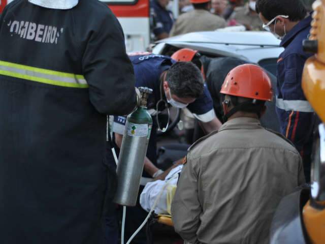  Acidente entre caminh&atilde;o e carro deixa duas pessoas gravemente feridas 