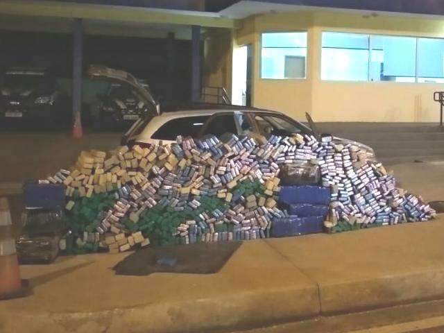 Ap&oacute;s fuga em alta velocidade, jovem &eacute; preso com 800 kg de maconha 
