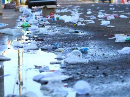 Ap&oacute;s &lsquo;fedor&rsquo; deixado por foli&otilde;es, vereador prop&otilde;e multa a quem urinar na rua