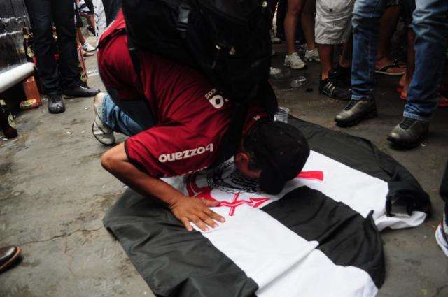 Na torcida organizada, 300 corintianos choram e cantam
