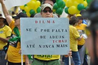 Manifestantes carregam placas que pedem o afastamento da presidente Dilma do poder. (Foto: Marcelo Calazans)
