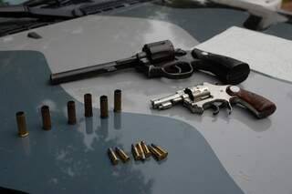 Armas apreendidas com ocupantes do Celta roubado. (Foto: Simão Nogueira)