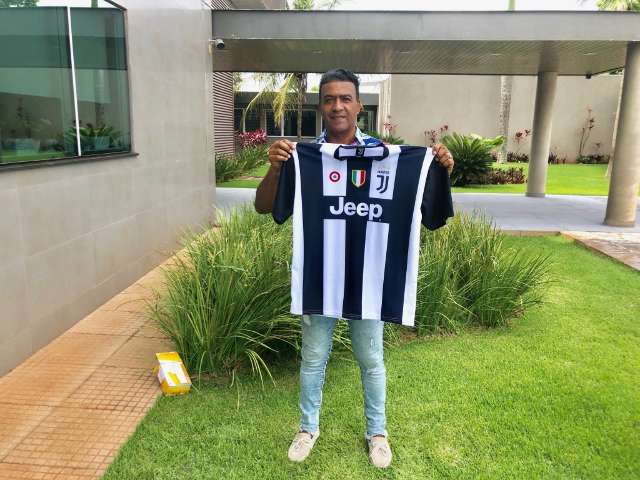 Camisa de CR7 chega por via diplom&aacute;tica para leil&atilde;o em Pedro Gomes