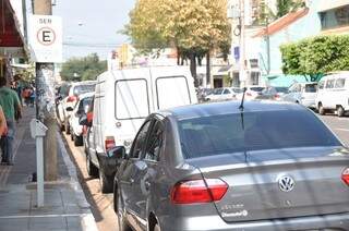 Os motoristas acham dificuldade em encontrar vagas na área central (Foto: Marcelo Calazans)