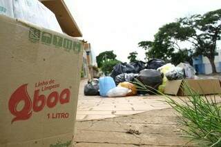 Mesmo com a coleta retomada, lixo acumulado ainda causa transtornos. (Foto: Marcos Ermínio)