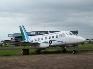 Governo tem hangar próprio e frota de seis aeronaves e um helicóptero. Na imagem, um modelo da Embaer que pertence à Secretaria de Justiça e Segurança Pública.  (Foto: Kisie Ainoã)