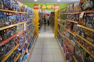 Para atrair consumidores, brinquedos são vendidos a partir de R$ 3,99 no Centro de Campo Grande. (Foto: Fernando Antunes)