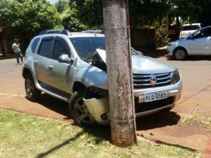 Traficante bate em poste e abandona carro com 500 Kg de maconha 