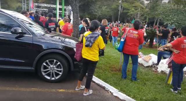 AO VIVO: Sindicalistas se re&uacute;nem com secret&aacute;rio, mas n&atilde;o entram em acordo