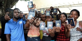 Grupo de haitianos em Corumbá (Anderson Gallo/Diário Corumbaense)