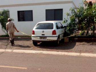 Enxame de abelhas invade ve&iacute;culo e assusta moradores de bairro