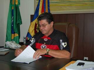 Donato faz despachos de documentos em seu gabinete e participa de eventos oficiais com a camisa do clube (Foto: Divulgação)