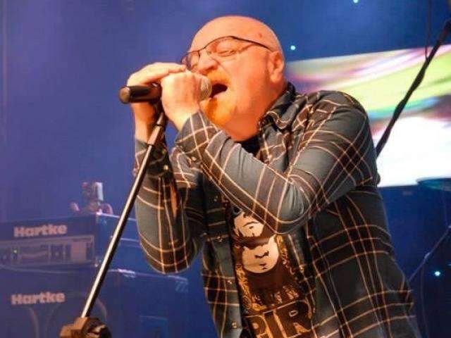 Cantor e produtor, Kid Vinil morre aos 62 anos