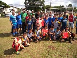 Prefeito Marquinhos Trad (PSD) ao lado dos professores e crianças que fazem parte do projeto (Foto: Leonardo Rocha)