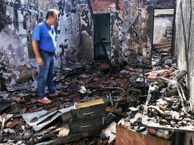 Inc&ecirc;ndio destr&oacute;i sal&atilde;o de beleza e loja de roupas na Rui Barbosa