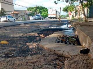 Exército Brasileiro instalou dois novos bueiros e mesmo assim não foi suficiente para escoar a água.
(Foto: Liniker Ribeiro)