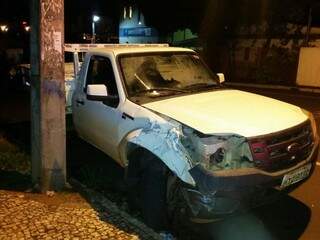 Na avenida Fábio Zahran, motorista bateu contra poste (Foto: Guarda Municipal/Divulgação)