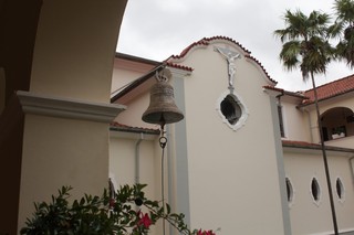 Um dos três sinos do prédio, este está localizado na área interna do convento. (Foto: Kisie Ainoã)