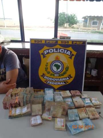 Homem de 25 anos &eacute; flagrado transportando R$ 192 mil sem proced&ecirc;ncia 