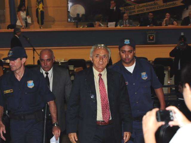 Na C&acirc;mara, homem toma &ldquo;banho de ovo&rdquo; em protesto  a aumento