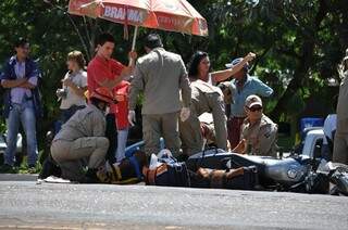 Mulher teria sido atingida enquanto atravessava a via; piloto e passageiro da moto também ficaram feridos. (Foto: Marcelo Calazans)