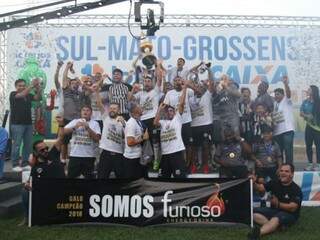 Jogadores do Galo comemoram o título no Morenão (Fotos: Saul Schramm)