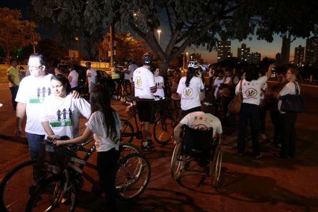 Pedalada re&uacute;ne at&eacute; av&oacute; para conscientizar netos sobre drogas