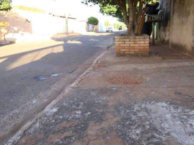  Jovem &eacute; ferido no abd&ocirc;men ao tentar defender a m&atilde;e de assalto no Parati 