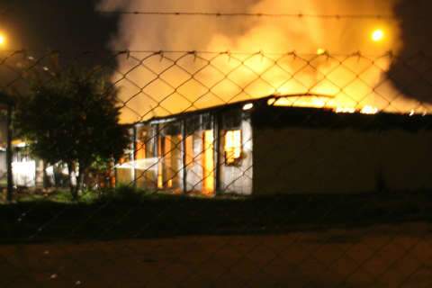  Incêndio destrói três alojamentos de empresa em Três Lagoas