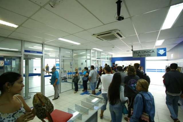 Na v&eacute;spera do feriado, ag&ecirc;ncias da Caixa vazias e atendimento r&aacute;pido