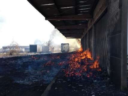 Incêndio atinge galpão de transportadora e destrói caminhões