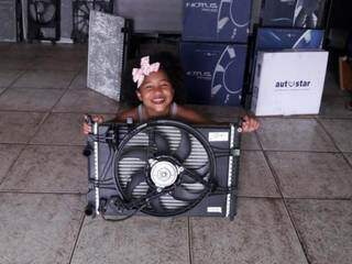 Lívia gosta de ser fotografada segurando radiadores e ventoinhas, virou &quot;garota propaganda&quot; (Foto: Arquive o pessoal)