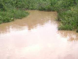 Em 2010, quando a comunidade de mobilizou para salvar o córrego, água estava suja igual voltou a ficar neste mês (Foto: Divulgação)