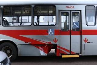 Motociclista colide contra &ocirc;nibus e fica ferido no Coophasul 