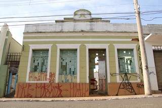 Apenas fachada não foi demolidas, mas está com algumas pichações. (Foto: Marcos Ermínio)