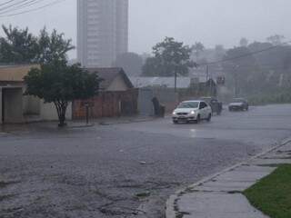 Chuva forte em rua da Capital, nesta quinta-feira (05). (Foto: Kisie Ainoã) 