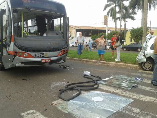 Passageiro &eacute; arremessado de &ocirc;nibus em colis&atilde;o com 2 carros de passeio