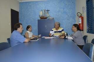 Idelmar da Mota Lima (no centro) faz o repasse dos cheques para três dos 15 beneficiários com a ação (Foto: Divulgação/SECCG)