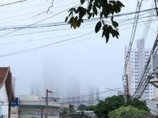 Dia amanheceu nublado, mas sem neblina em Campo Grande; névoa úmida baixou por volta das 7h (Foto: Henrique Kawaminami)